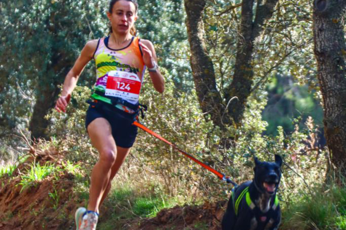 Nerea Azmecua y su Perro Ártax del Club Mussuk Team Pozuelo Obtienen Bronce en el Campeonato del Mundo Mushing Tierra