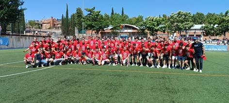 Los tres equipos ascendidos de la AD Cala Pozuelo celebran con un pasillo en el último partido del senior A