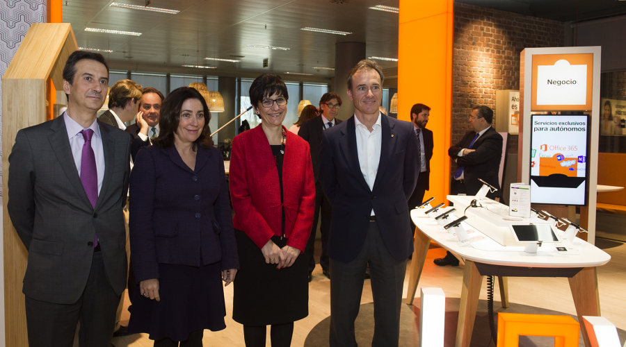 La alcaldesa de Pozielo, Susana Pérez Quislant, en la inauguración de las oficinas de Orange en Pozuelo