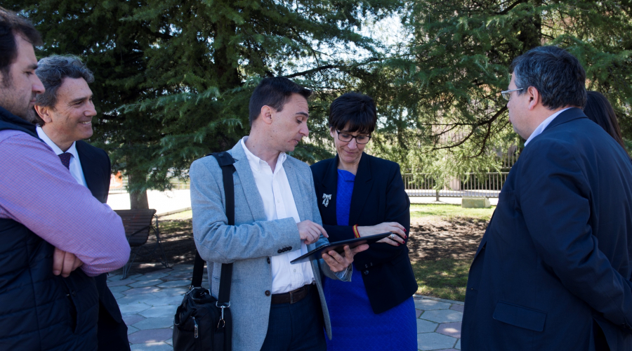 La alcaldesa, Susana Pérez Quislant junto al concejal de Medio Ambiente, Eduardo Oria comprueban el funcionamiento de la telegestión del riego