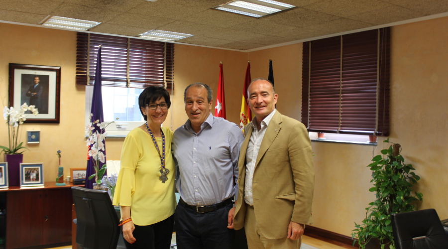 La alcaldesa, Susana Pérez Quislant, junto al concejal de Deportes y el yudoca Rafael Prado