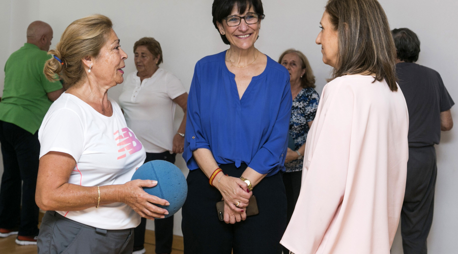 La alcaldesa de Pozuelo, Susana Pérez Quislant, visita los centros de mayores