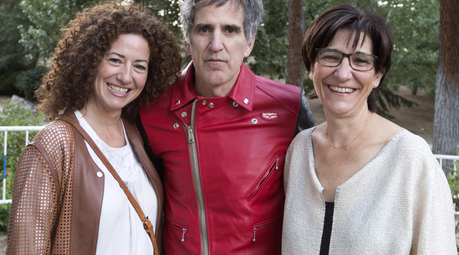 La alcaldesa, Susana Pérez Quislant y la concejal de Cultura, Mónica García, saludan al cantante Mikel Erentxun antes de su actuación en Pozuelo