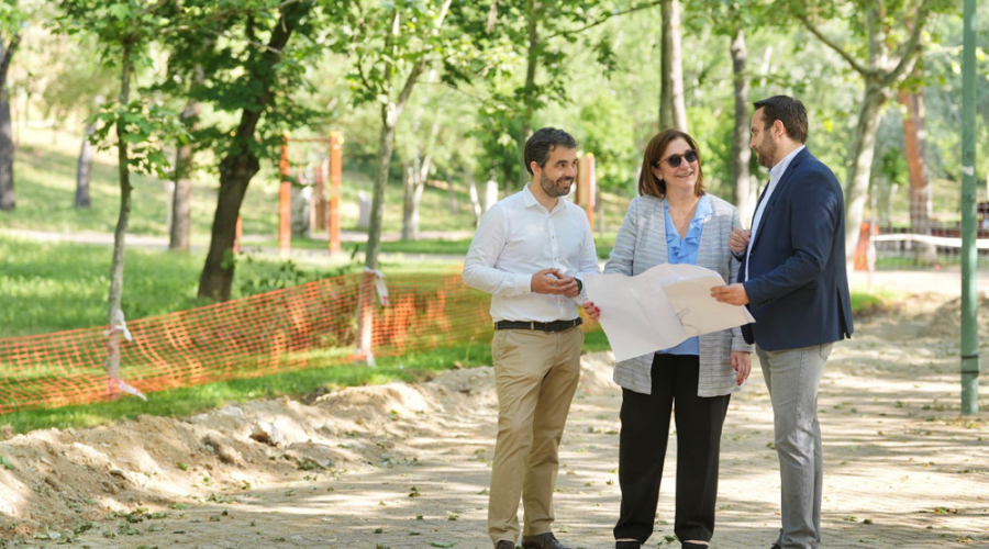 La alcaldesa visita las obras del parque Fuente de la Salud de Pozuelo